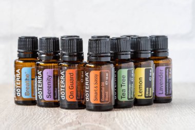 Pecs, Hungray - 27 Şubat 2021 - Günlük kullanım için Doterra Temel Yağ 'ın resimsel editoryal görüntüsü