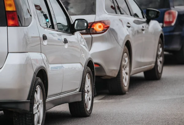 Wiele Samochodów Parkingowych Garażu Zewnętrznym — Zdjęcie stockowe