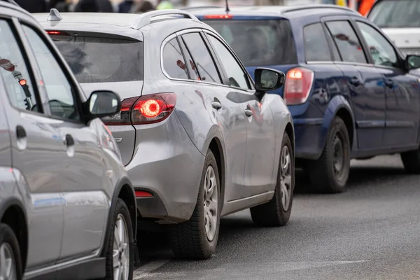 Wiele Samochodów Parkingowych Garażu Zewnętrznym — Zdjęcie stockowe