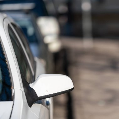 Sokakta güneşli arabaları park etmek