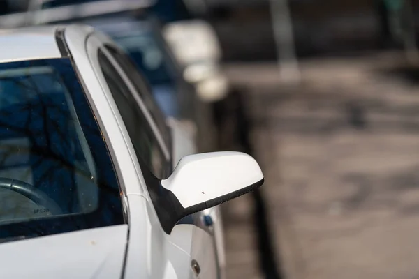 Samochody Parkingowe Ulicy Nasłonecznieniem — Zdjęcie stockowe