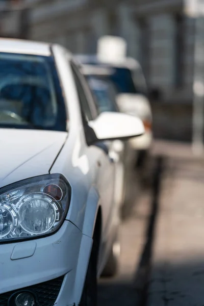 Samochody Parkingowe Ulicy Nasłonecznieniem — Zdjęcie stockowe