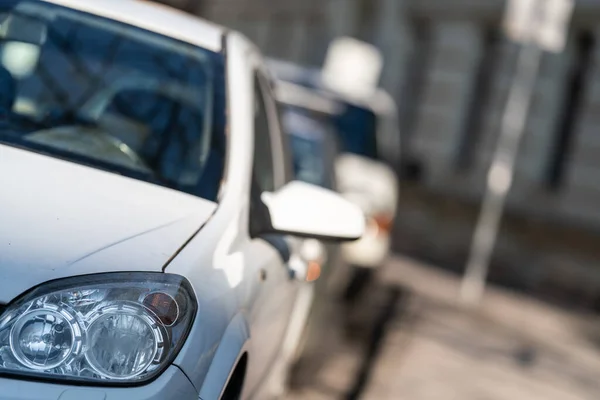 Samochody Parkingowe Ulicy Nasłonecznieniem — Zdjęcie stockowe