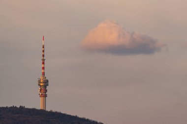 Pecs 'te TV kulesi, akşam bulutlu.