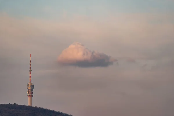 Телевизионная Башня Пече Облаком Вечером — стоковое фото