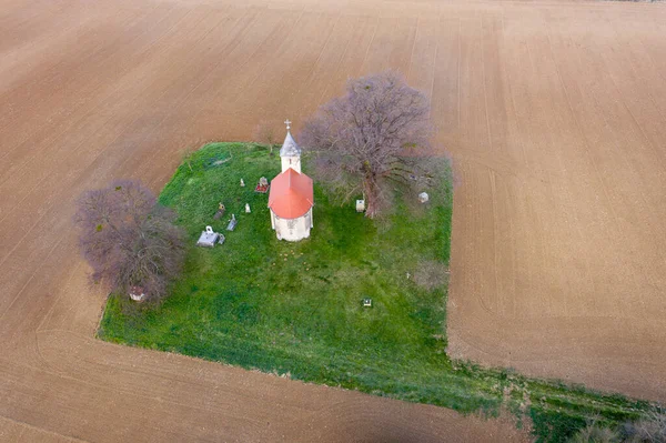 Zdjęcie Lotnicze Małej Kaplicy Porannym Słońcem — Zdjęcie stockowe