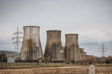 Inota, Macaristan 'daki yersiz binalar, bacalar.