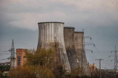 Inota, Macaristan 'daki yersiz binalar, bacalar.