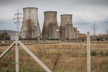 Inota, Macaristan 'daki yersiz binalar, bacalar.