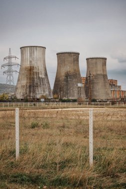 Inota, Macaristan 'daki yersiz binalar, bacalar.