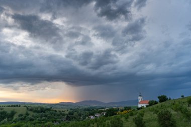 Pereked 'de küçük şapeli olan fırtınalı bir manzara.