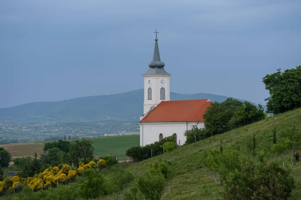 Burzliwy Krajobraz Małą Kaplicą Pereked — Zdjęcie stockowe