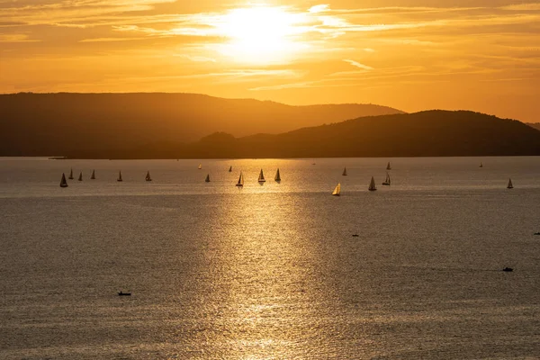 日落时分在巴拉顿湖上航行的船只 — 图库照片