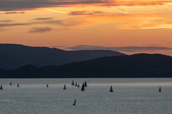 日落时分在巴拉顿湖上航行的船只 — 图库照片
