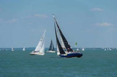 14 Temmuz 2022 tarihinde Macaristan 'ın Tihany kentinde, Balaton Gölü' nde 54. Kekszalag şampiyonasında yelkenli tekneler yarışacak..