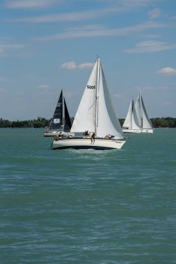 14 Temmuz 2022 tarihinde Macaristan 'ın Tihany kentinde, Balaton Gölü' nde 54. Kekszalag şampiyonasında yelkenli tekneler yarışacak..