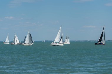 14 Temmuz 2022 tarihinde Macaristan 'ın Tihany kentinde, Balaton Gölü' nde 54. Kekszalag şampiyonasında yelkenli tekneler yarışacak..