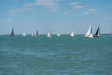 14 Temmuz 2022 tarihinde Macaristan 'ın Tihany kentinde, Balaton Gölü' nde 54. Kekszalag şampiyonasında yelkenli tekneler yarışacak..
