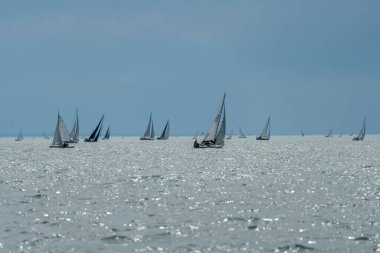 14 Temmuz 2022 tarihinde Macaristan 'ın Tihany kentinde, Balaton Gölü' nde 54. Kekszalag şampiyonasında yelkenli tekneler yarışacak..