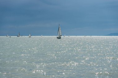 14 Temmuz 2022 tarihinde Macaristan 'ın Tihany kentinde, Balaton Gölü' nde 54. Kekszalag şampiyonasında yelkenli tekneler yarışacak..