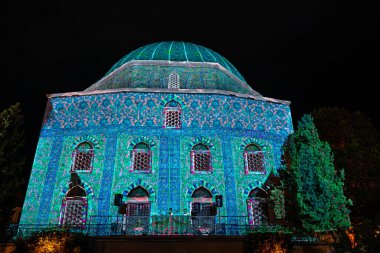 PECS - 8 Temmuz: Lazer 8 Temmuz 2022 'de Macaristan' ın Pecs kentinde Zsolnay Işık Festivali 'nde kiliseyi boyadı.