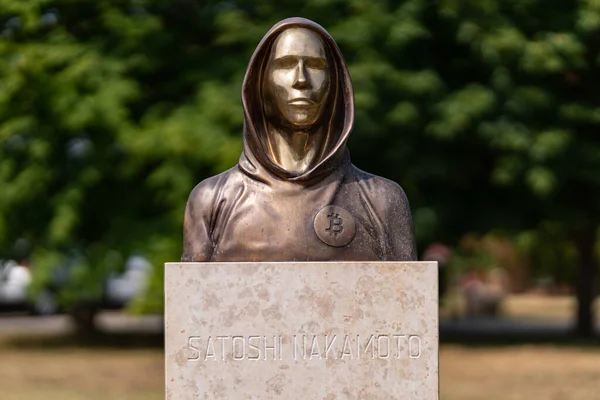 Budapest Hungary August 2022 Portrait Statue Satoshi Nakamoto Mysterious Founder — Stock Photo, Image