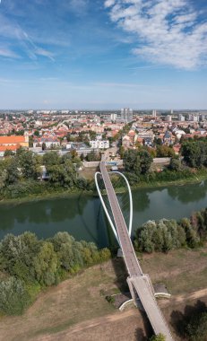 Szolnok 'taki Tiszavirag köprüsünün hava görüntüsü