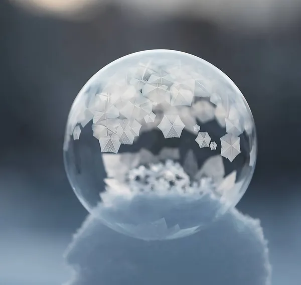 Gefrorene Seifenblase Auf Weißem Schnee — Stockfoto