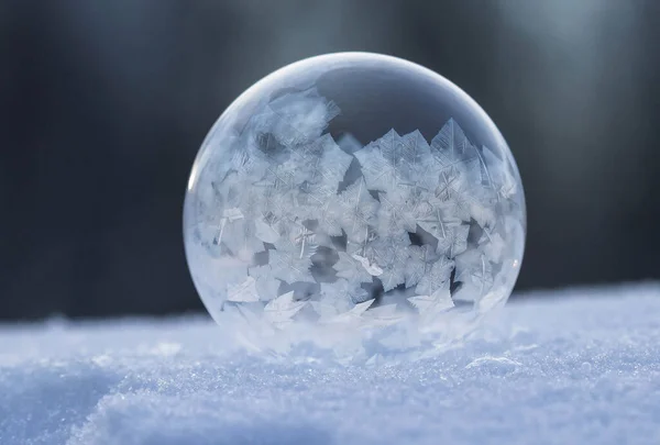 Bolla Sapone Congelata Sulla Neve Fresca — Foto Stock