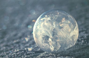 İlk kardaki donmuş sabun köpüğü