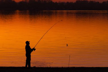 Balıkçı bir olta ile Nehri üzerinde