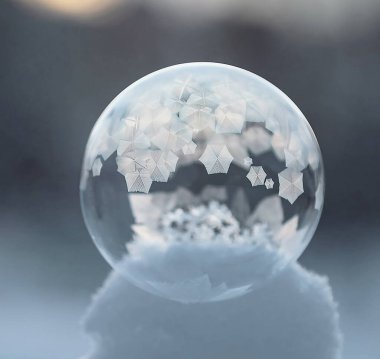 Karda donmuş sabun köpüğü