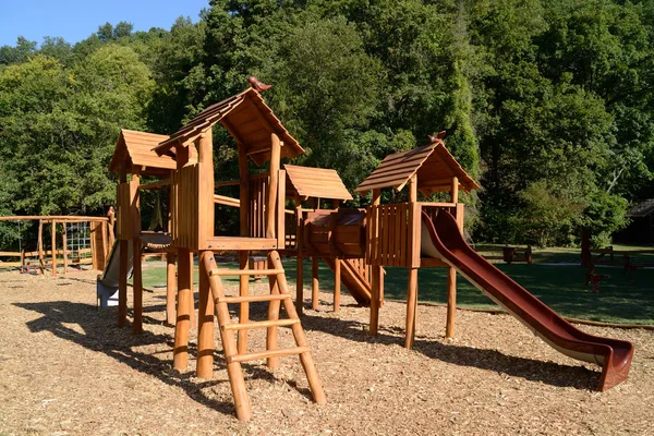 Plac zabaw dla dzieci w lesie — Zdjęcie stockowe