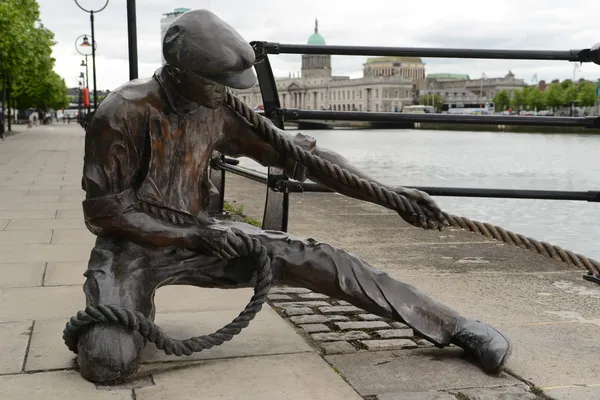 Linesman pulling rope. Dublin — Stock Photo, Image