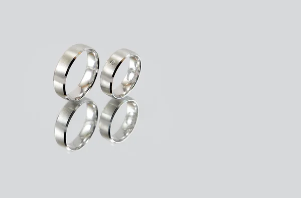 ミラー上の 2 つのリング — ストック写真