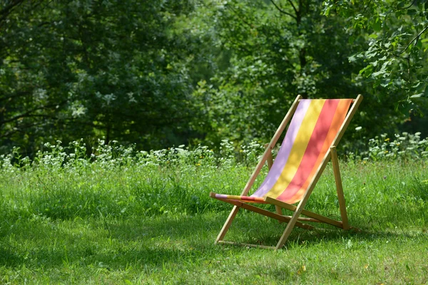 Deckchair on the green — Stock Photo, Image