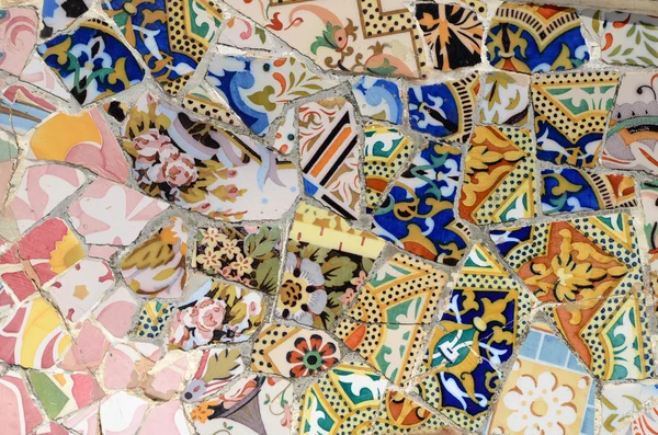 parc guell, barcelona içinde mozaik parçası