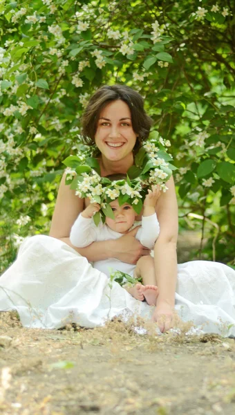 Giovane madre e figlio nel parco — Foto Stock