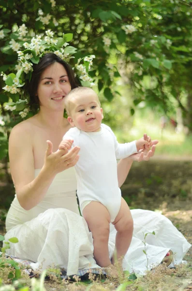 Joven madre e hijo en el parque — Foto de Stock