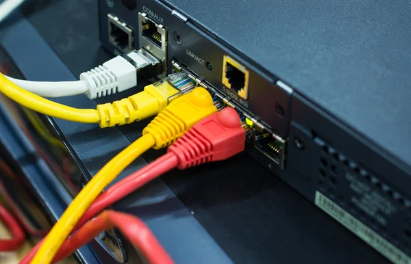 UTP netwerk kabels aangesloten op een snel-Giga-ethernet-poorten — Stockfoto