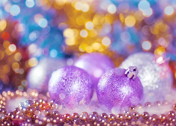 Tarjeta de felicitación con bolas de Navidad en diseño lila brillante — Foto de Stock