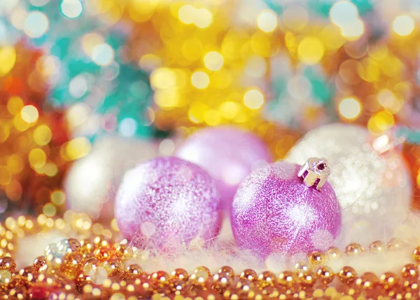 Вітальна листівка з різдвяними кульками в золотому дизайні — стокове фото