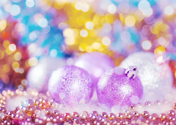 Tarjeta de felicitación con bolas de Navidad en diseño lila claro — Foto de Stock