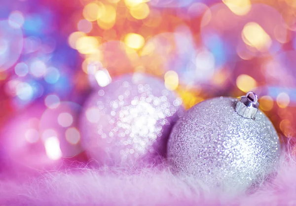 Tarjeta de felicitación con bolas de Navidad de plata sobre fondo colorido — Foto de Stock