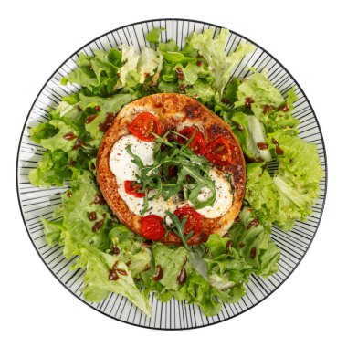 Bireysel keçi peynirli kiş, yeşil salatada vişneli domates - beyaz arka plan