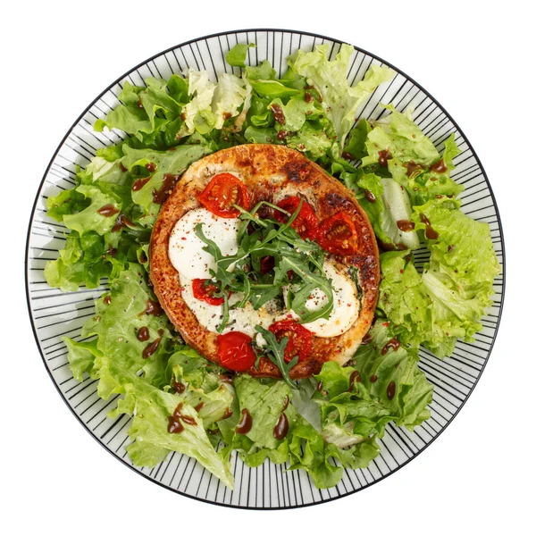 Bireysel keçi peynirli kiş, yeşil salatada vişneli domates - beyaz arka plan