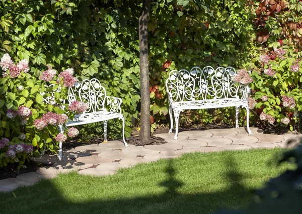 เก้าอี้สวนสีขาว — ภาพถ่ายสต็อก