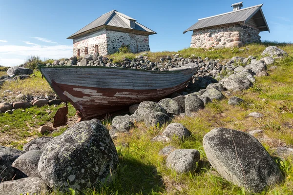 Παλιά βάρκα και πέτρινα σπίτια. — Φωτογραφία Αρχείου