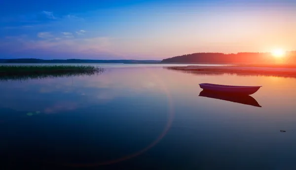 Salida del sol sobre el lago — Foto de Stock