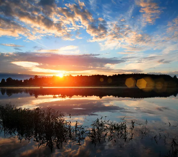 Nascer do sol sobre o rio. — Fotografia de Stock